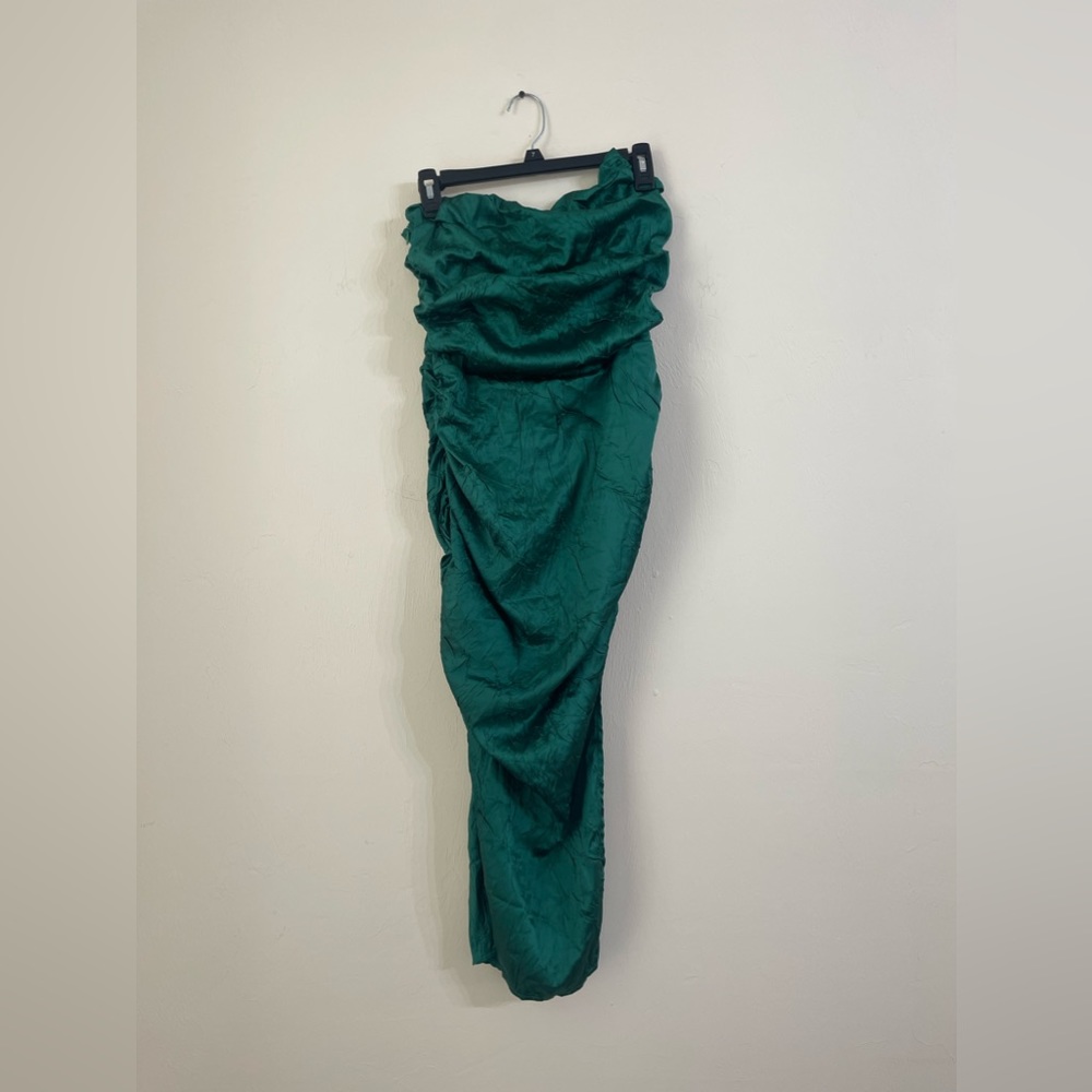 *BRAND NEW W TAGS* PrettyLittleThing Satin strapless dress